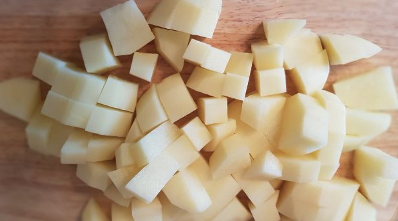 Supjaustykite bulves kubeliais. Įdėkite į dubenį