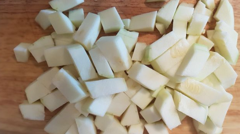 Nuvalykite cukiniją, išimkite sėklas, supjaustykite kubeliais ir įdėkite į dubenį