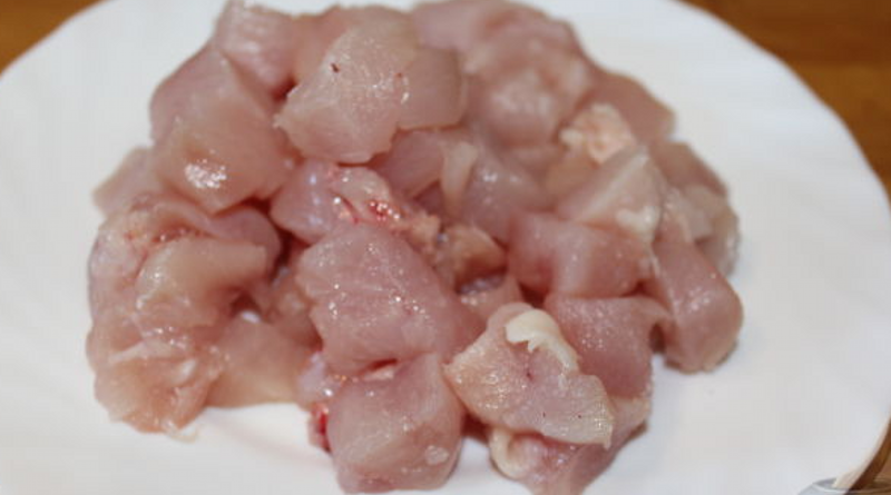 Vištienos filė nuplaukite, nusausinkite ir supjaustykite mažais gabalėliais, maždaug 1 cm dydžio