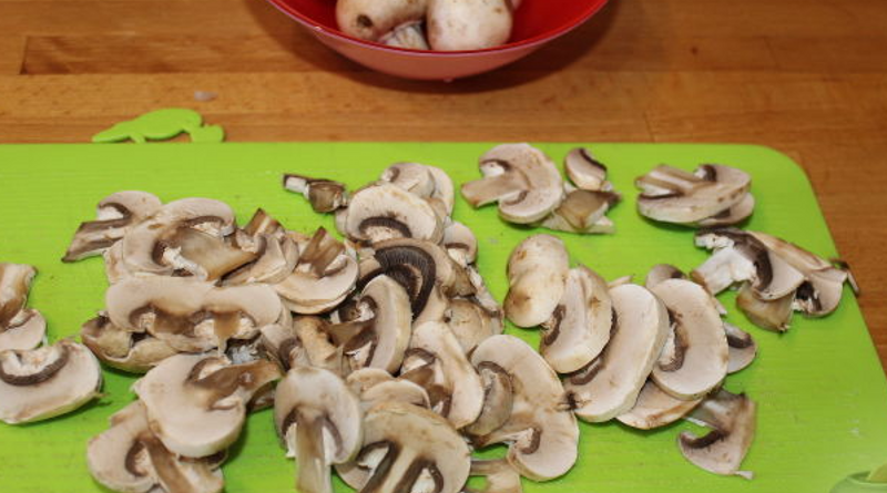 Šampinjonus supjaustykite plonais griežinėliais