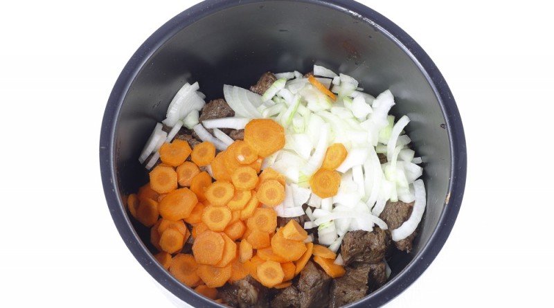 Jautienos guliašas daugiafunkciniame puode – receptas pažingsniui