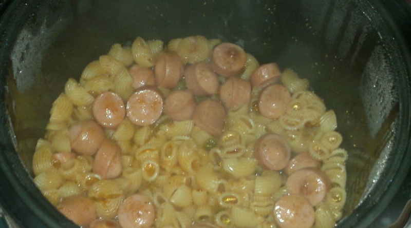 Makaronai su dešrelėmis daugiafunkciniame puode