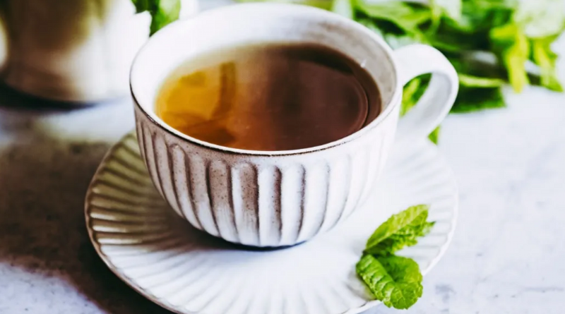 Plėvelė ir putos arbatos puodelyje