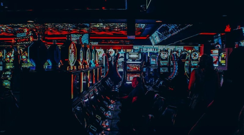 Paveikslėlis, kuriame yra naktis, tamsa, miestas, muzika, online casino, kazino